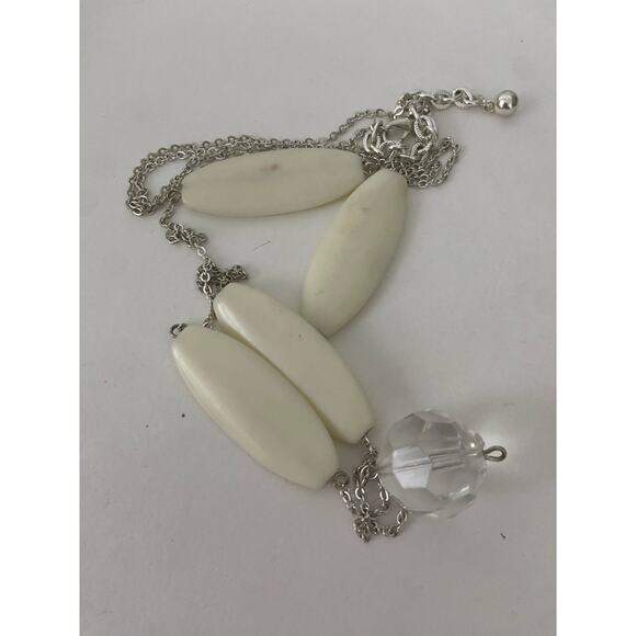 oval white bead necklace silver tone - Picture 5 of 5